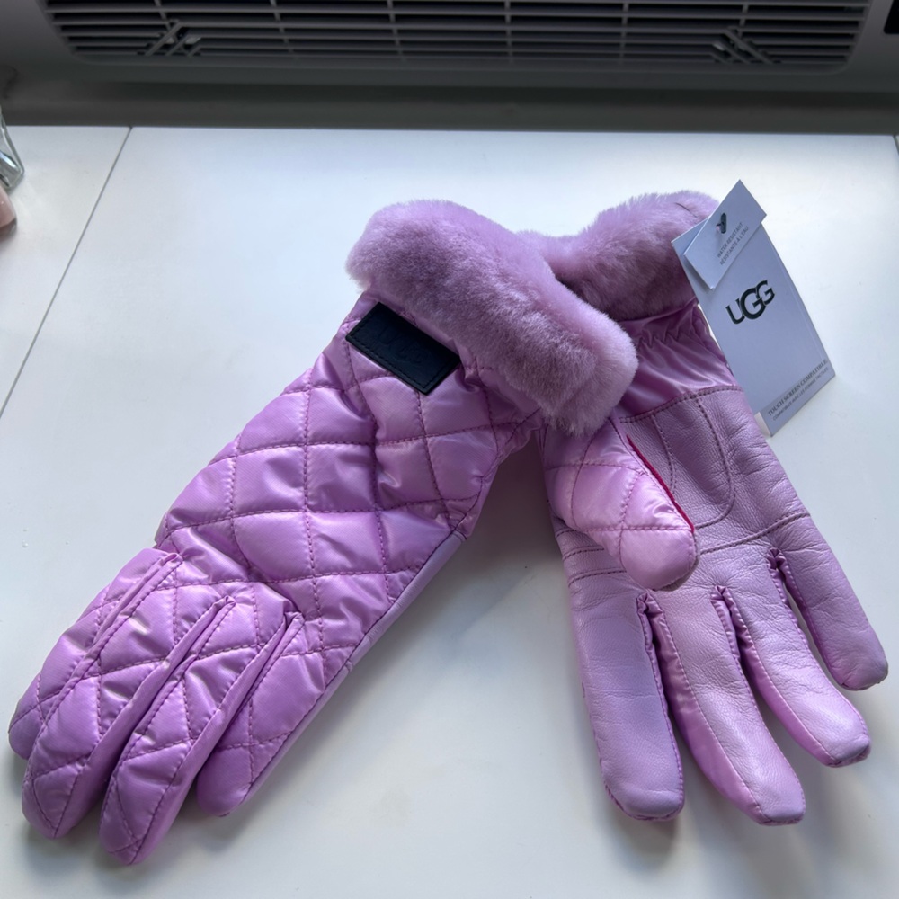 NWT Ugg Performance Quilted Gloves-size S/M